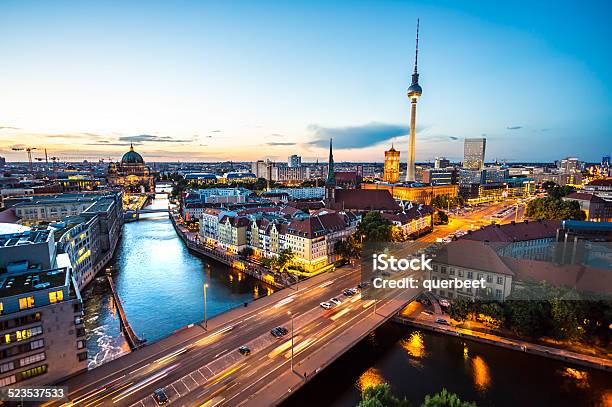 Berlin Skyline In Der Dämmerung Stockfoto und mehr Bilder von Abenddämmerung - Abenddämmerung, Alexanderplatz, Auto