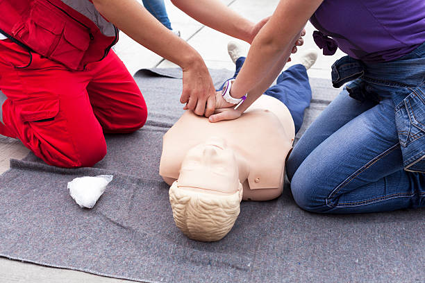 capacitación de primeros auxilios - cpr first aid paramedic rescue fotografías e imágenes de stock