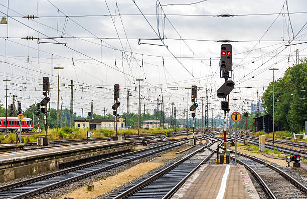 augsburg estação ferroviária de-alemanha, baviera - switch yard imagens e fotografias de stock