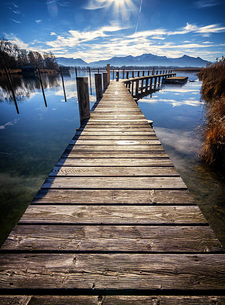 lago chiem - jetty old wood obsolete - fotografias e filmes do acervo