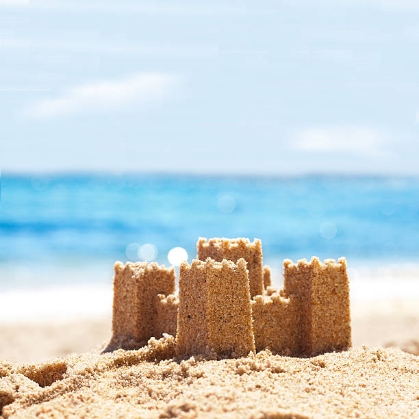 château de sable sur la plage - sandcastle photos et images de collection