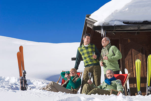 pessoas na frente de cabana de madeira, segurando copos de champanhe - ski skiing european alps resting imagens e fotografias de stock