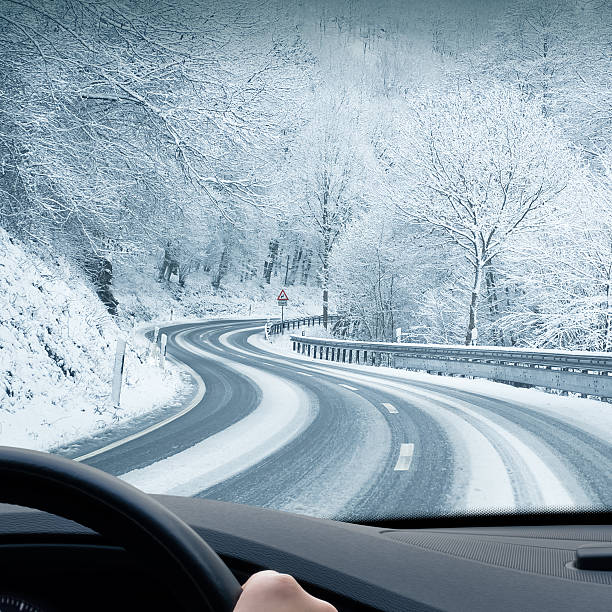 conduite d'hiver-neige route courbe - winter driving photos et images de collection