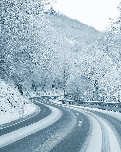 zimowej scenerii - snowing driving traffic car zdjęcia i obrazy z banku zdjęć