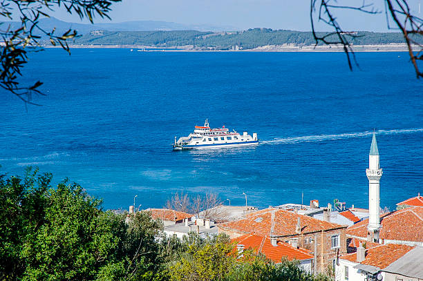 canakkale, kilitbahir pier e barcos de pesca - dardanelles - fotografias e filmes do acervo