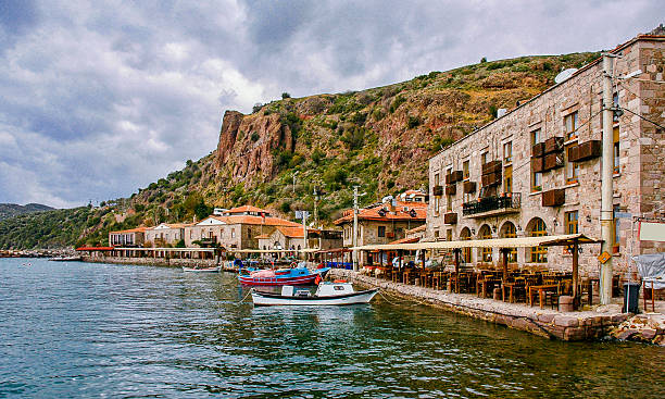 assos città storica vicino mare egeo con barche da pesca - ayvacık foto e immagini stock