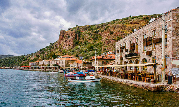 assos タウンの歴史豊かな近隣のエーゲ海と漁船 - assos ストックフォトと画像