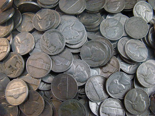 gruppo di vecchie monete da 5 centesimi di dollaro degli stati uniti - moneta da cinque cent foto e immagini stock