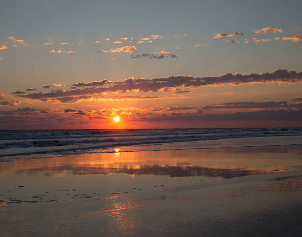 sonnenaufgang am strand - revealed stock-fotos und bilder