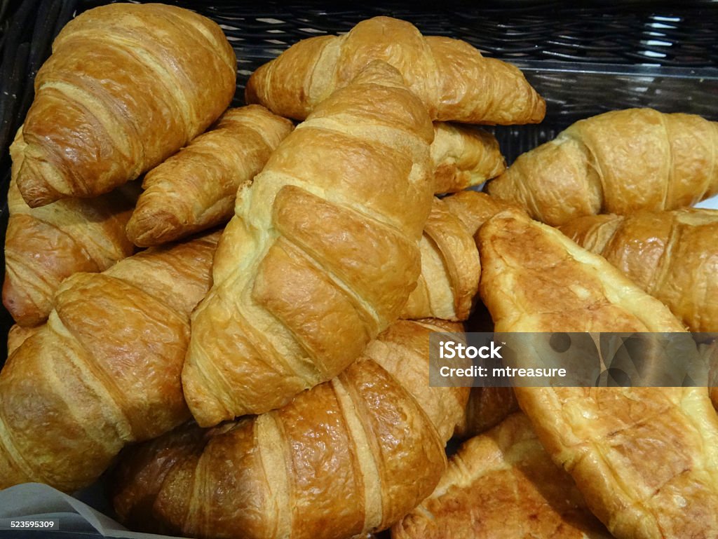 Bild von frisch gebackenen croissants in Bäckerei, Gebäck, angenehmes - Lizenzfrei Beige Stock-Foto