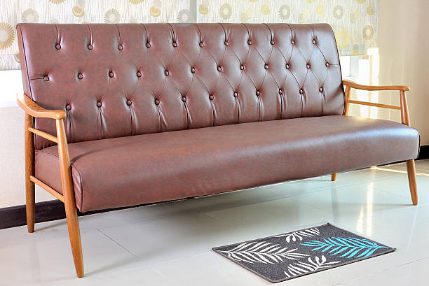 retro sofá de couro na sala - fotografia de stock