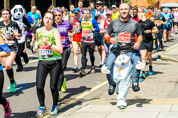 marathon de londres en 2016 - marathon running london england competition photos et images de collection