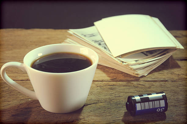 Xícara de café, inserção de moldura de fotografia e comprimidos em fundo de madeira - fotografia de stock