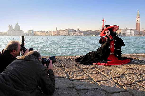 dois fotógrafos estão a tomar imagens de máscaras de veneza - reportage photographer photographing street imagens e fotografias de stock