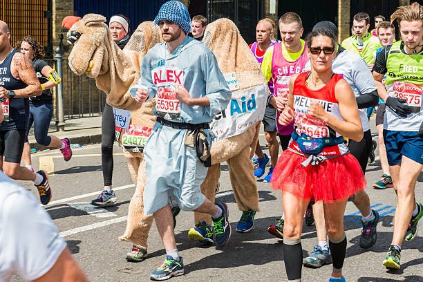 marathon de londres en 2016 - marathon running london england competition photos et images de collection