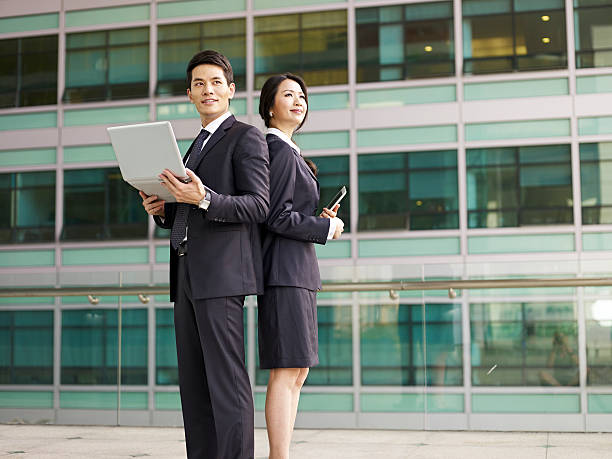 las personas de negocios - two people back to back businesswoman women fotografías e imágenes de stock