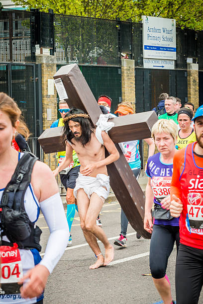 marathon de londres en 2016 - marathon running london england competition photos et images de collection