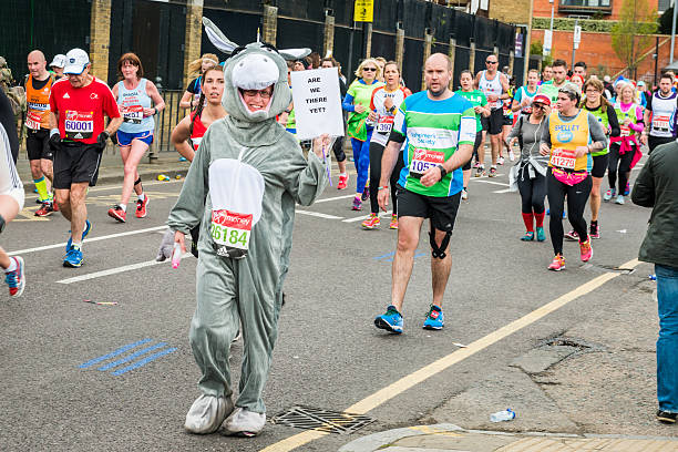 marathon de londres en 2016 - marathon running london england competition photos et images de collection