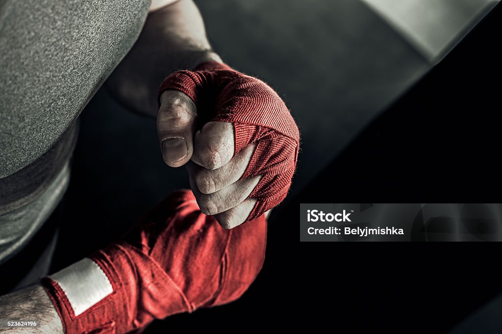 Detalhe de mão de boxe com curativos vermelho - Foto de stock de Boxe - Esporte royalty-free