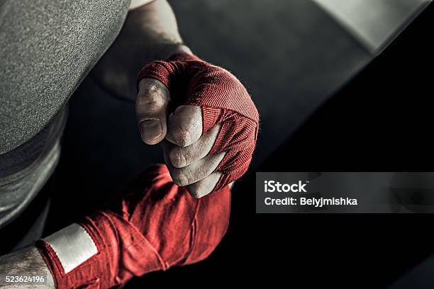 Foto de Detalhe De Mão De Boxe Com Curativos Vermelho e mais fotos de stock de Boxe - Esporte - Boxe - Esporte, Brigar, Bandagem