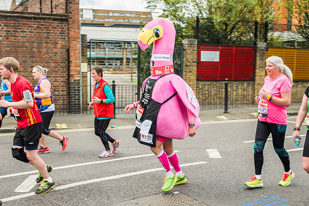 marathon de londres en 2016 - marathon running london england competition photos et images de collection