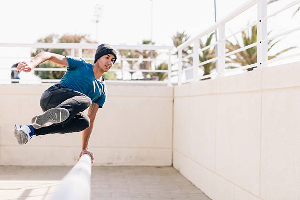 parkour de atleta corriendo en la playa de barcelona - carrera urbana libre fotografías e imágenes de stock