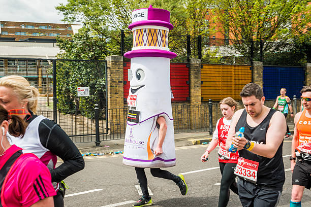 marathon de londres en 2016 - marathon running london england competition photos et images de collection