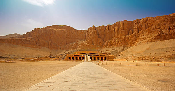 храм хатшепсут возле луксор, египет - egyptian culture hieroglyphics travel monument стоковые фото и изображения
