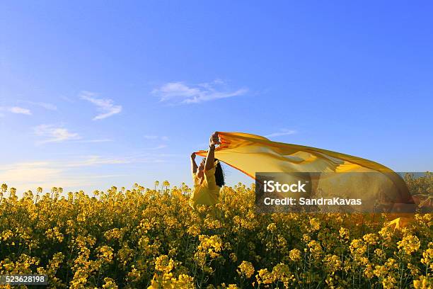 Foto de Mulher Desfrutando De Linda Primavera Nos Eua e mais fotos de stock de Adulto - Adulto, Agricultura, Alegria