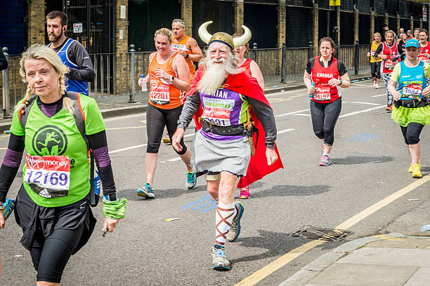 marathon de londres en 2016 - marathon running london england competition photos et images de collection