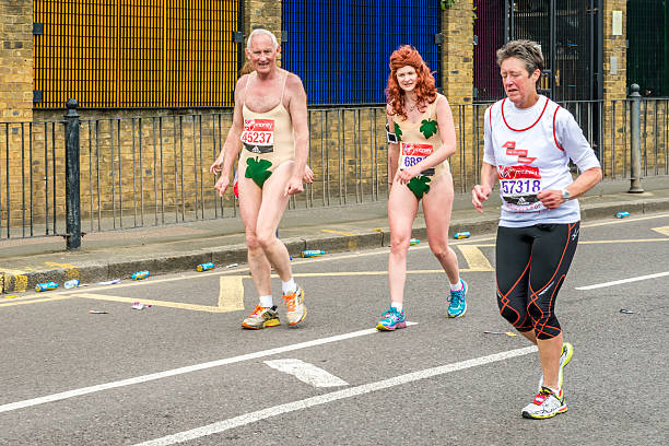 marathon de londres en 2016 - marathon running london england competition photos et images de collection
