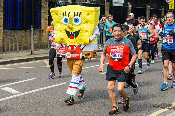 marathon de londres en 2016 - marathon running london england competition photos et images de collection