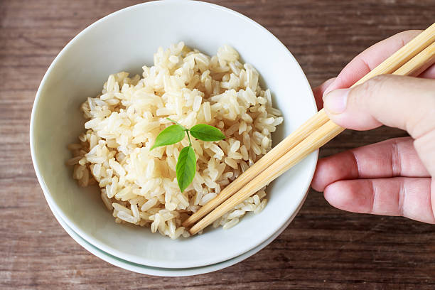 riso - brown rice cooked rice steamed foto e immagini stock