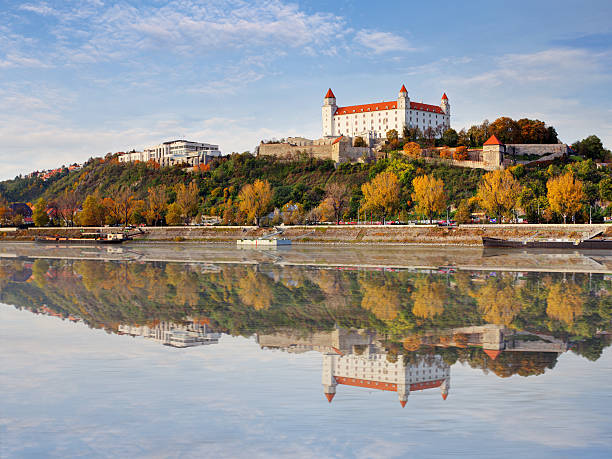 bratislava en otoño, eslovaquia - castillo de bratislava fotografías e imágenes de stock