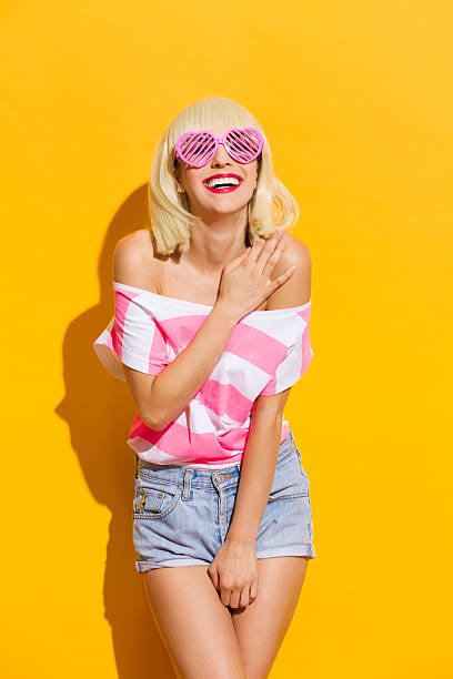 różowe okulary przeciwsłoneczne - shirt women pink jeans zdjęcia i obrazy z banku zdjęć