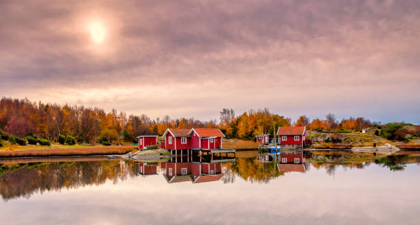 побережье швеции осенью - fishing village idyllic red cottage стоковые фото и изображения