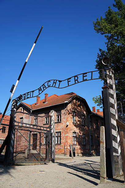 puertas a auschwitz birkenau campo de concentración - birkenau fotografías e imágenes de stock