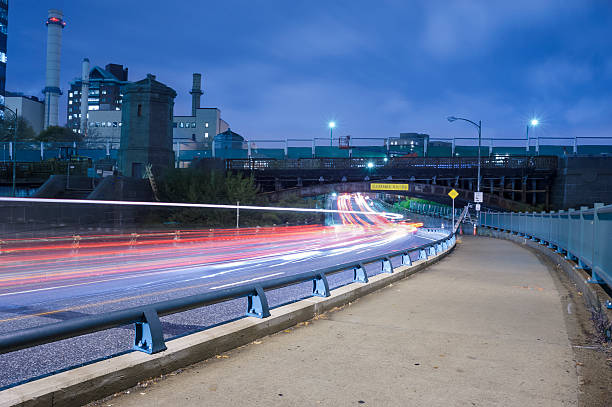 calles de la ciudad de boston en la noche - boston skyline charles river blue fotografías e imágenes de stock