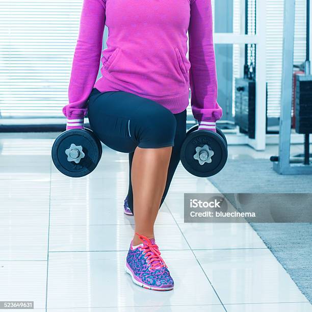 Mujer Haciendo Ejercicios En El Gimnasio Foto de stock y más banco de imágenes de Actividad - Actividad, Actividades y técnicas de relajación, Adulto