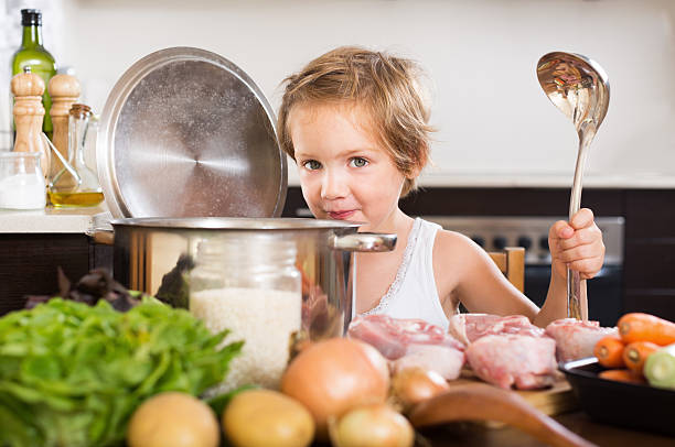 bambina cucinare zuppa - preparation meat single object female foto e immagini stock