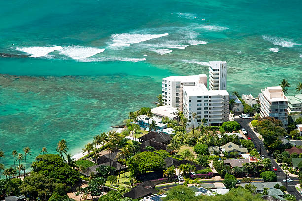 vista aérea de honolulu e waikiki beach, diamond head - building exterior hawaii islands palm tree beach - fotografias e filmes do acervo