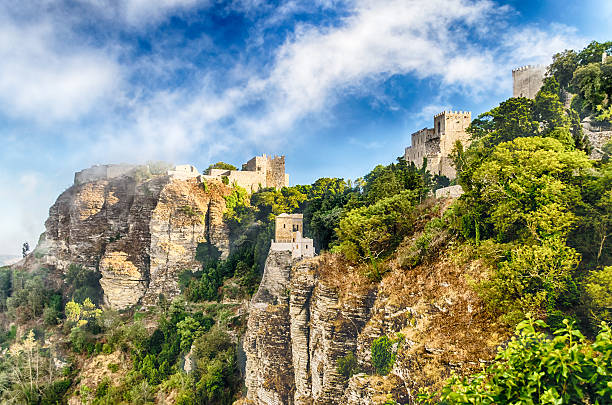 vista al castillo medieval de venus en erice, sicilia - erice fotografías e imágenes de stock