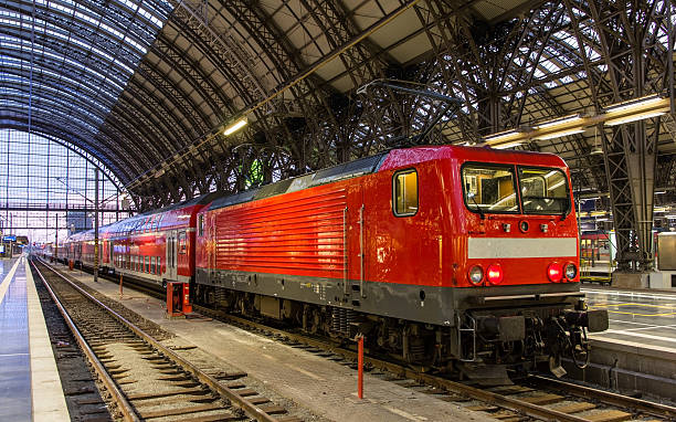Electric locomotive with regional train in Frankfurt, Germany Electric locomotive with regional train in Frankfurt, Germany humphrey bogart stock pictures, royalty-free photos & images