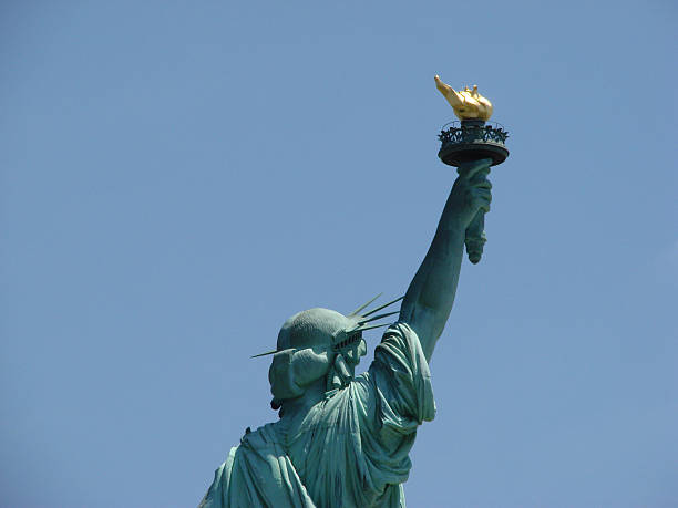 statue de la liberté - statue of liberty liberty statue flaming torch photos et images de collection