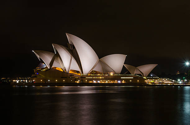 ópera de sydney à noite - bay sydney australia opera house australia imagens e fotografias de stock