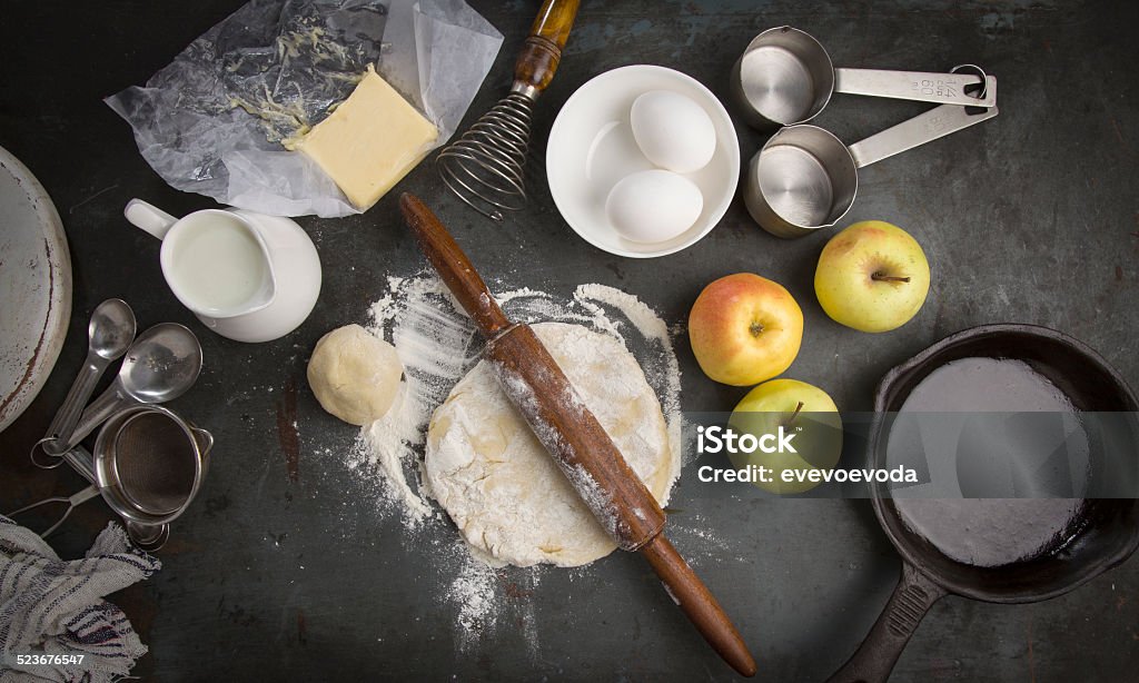 Frische Teig mit Zutaten zum Backen Apfelkuchen - Lizenzfrei Apfel Stock-Foto