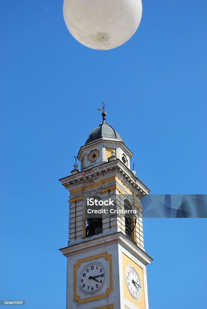 Chiesa gialla Torre dell'orologio - Foto stock royalty-free di Albero