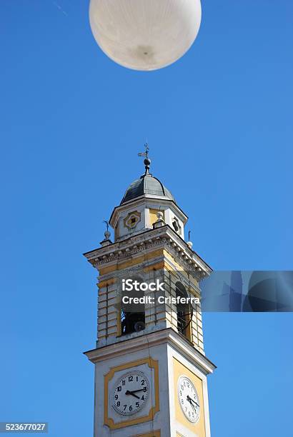 Chiesa Gialla Torre Dellorologio - Fotografie stock e altre immagini di Albero - Albero, Architettura, Blu