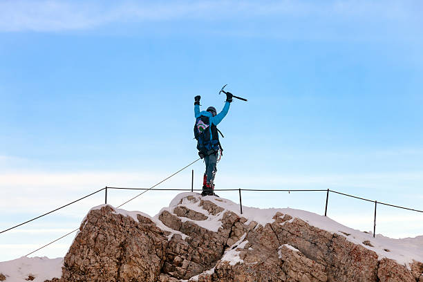 polski himalaista podnosząc ręce po osiągnięciu szczytu - zugspitze mountain mountain tirol european alps zdjęcia i obrazy z banku zdjęć