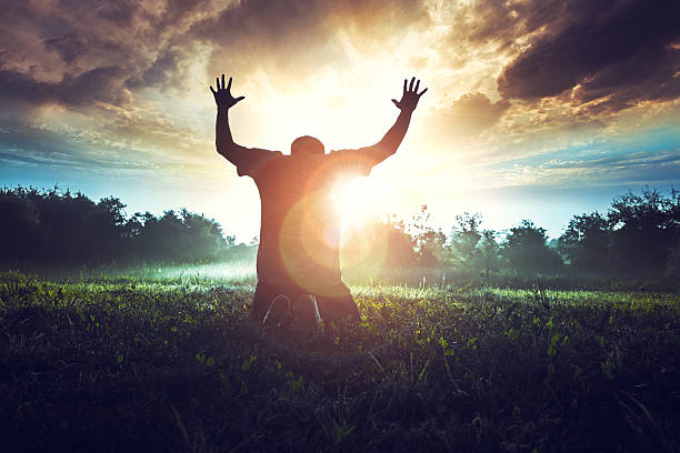 la prière le matin dans un beau lever de soleil - praying photos et images de collection